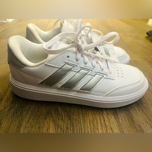 NWT Adidas Women/Youth Court lock Sneakers  White Size 5.5